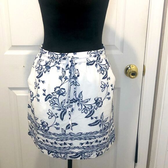 St. Tropez West white and blue floral drawstring waist mini skirt, size small - Picture 1 of 8